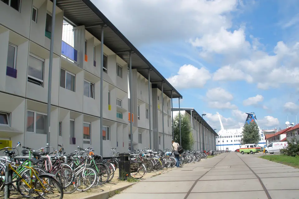Studentenwoningen met fietsen ervoor